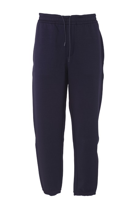 Shop EMPORIO ARMANI  Pantalone: Emporio Armani pantaloni jogger in double jersey Travel Essential.
Double jersey.
Vita elastica con coulisse.
Tasche laterali a filo.
Bande laterali sottili a tono.
Tasche posteriori a filetto.
Patch di collezione sul retro.
Composizione: 48% Poliestere, 46% Modal, 6% Elastan.
Made in Cambogia.. EM000084 AF10103-UB118